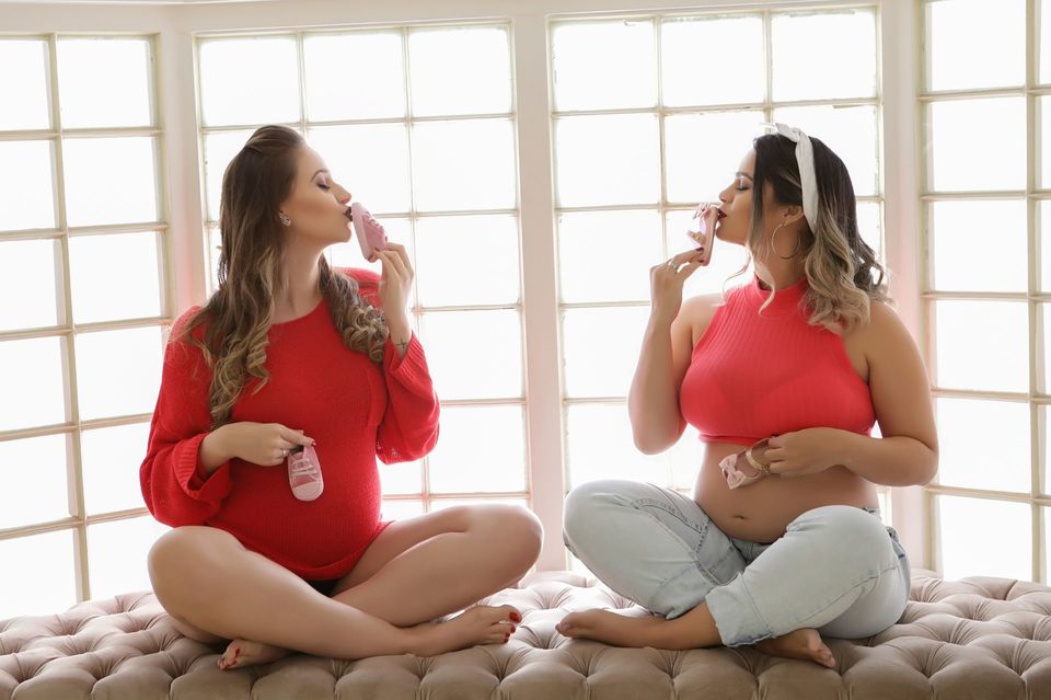 Ensaio de gestantes - Brenda e Yulli - amigas de infância conseguiram registrar os barrigões juntas